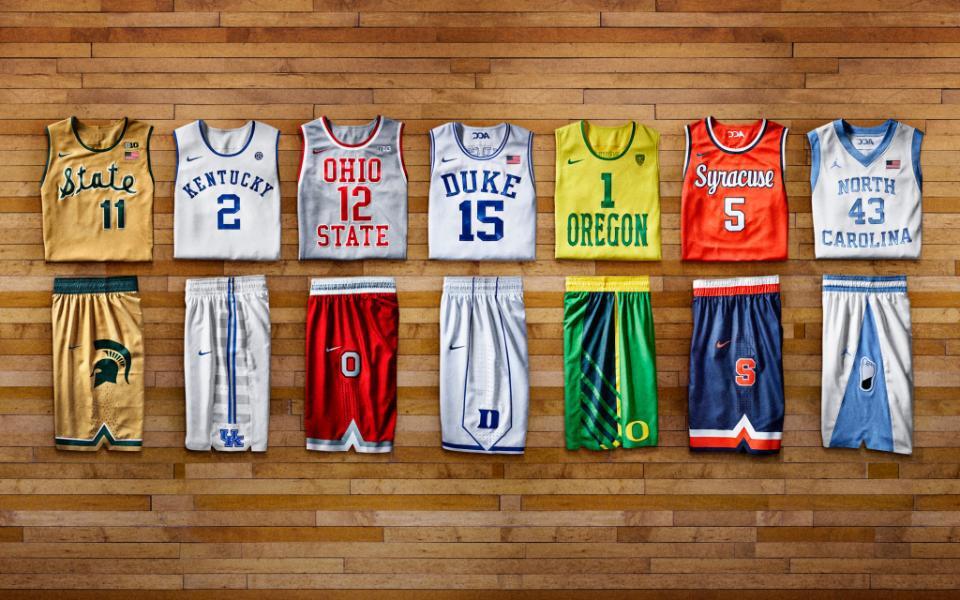 equipaciones de baloncesto sobre fondo de madera