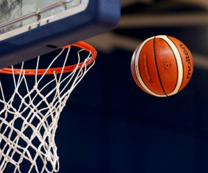 ¿A qué altura está la canasta de baloncesto?